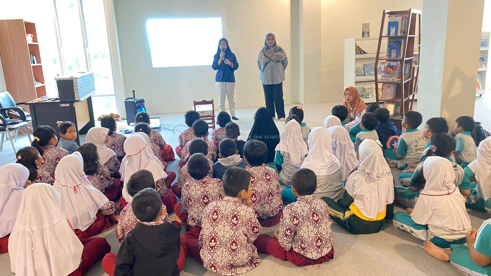 Terima Kunjungan Siswa SDN 1 Mentok, Tahun 2025 Perpusda Babar Siap Berikan Layanan Terbaik 