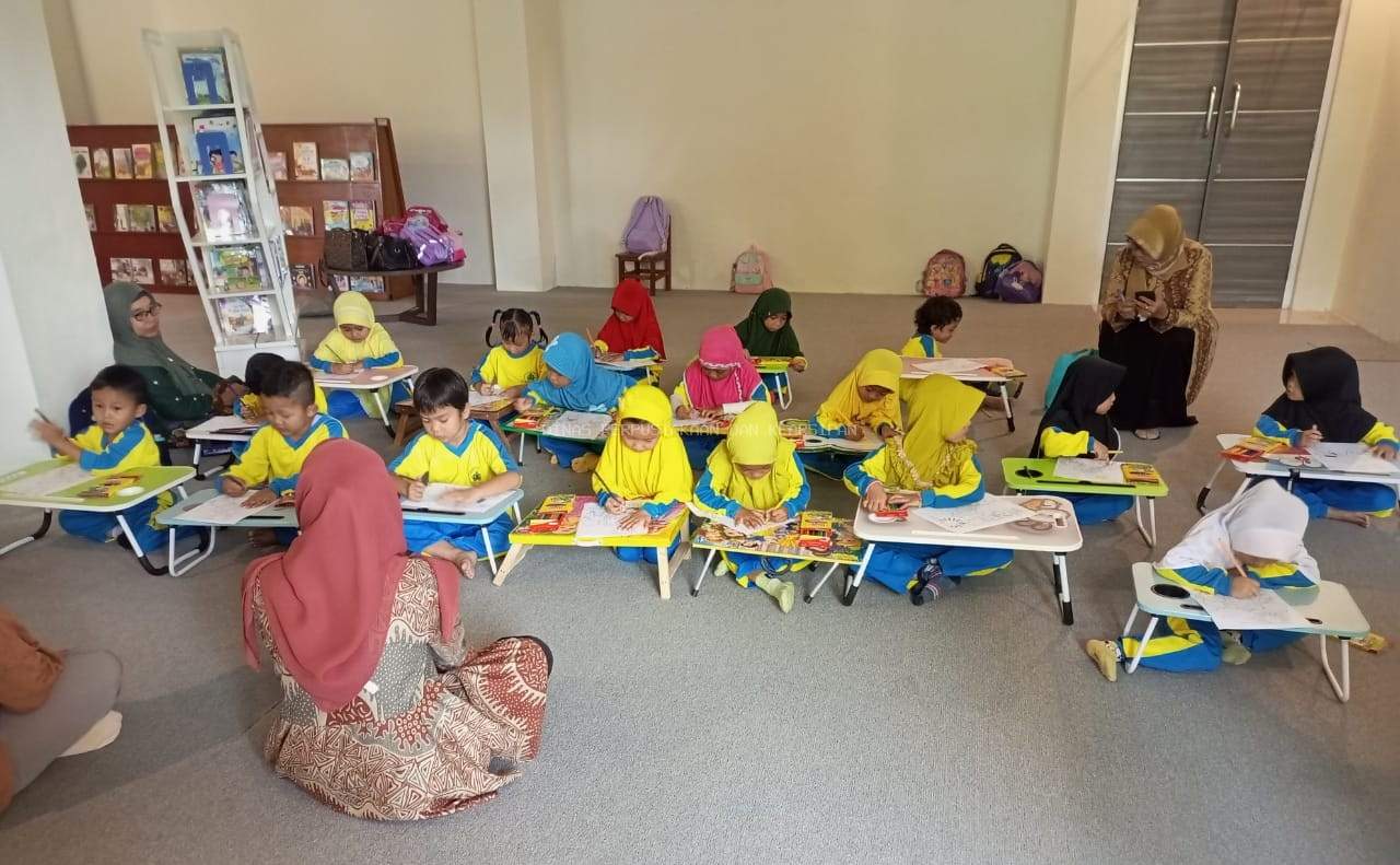 Plt Kepsek PAUD Terpadu Bunayya Mengaku Senang Bisa Berkunjung ke Perpusda Babar