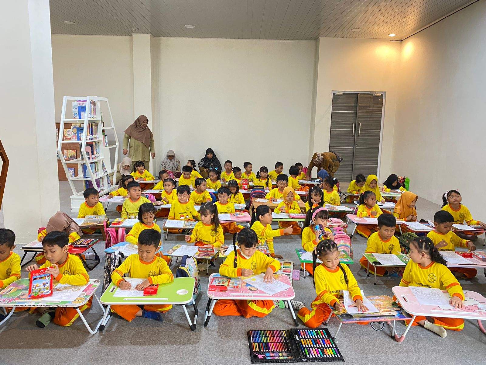50 Anak TK Negeri Pembina Mentok Antusias Ikuti Lomba Mewarnai di Perpusda Babar