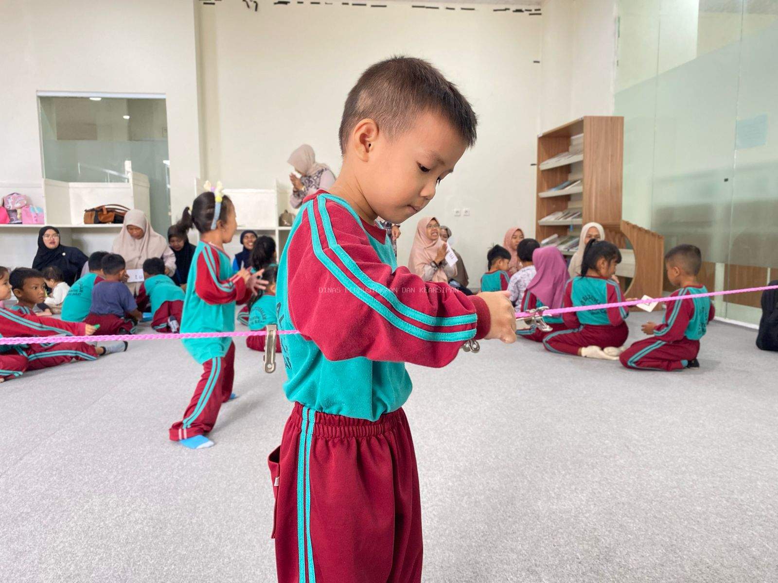 Siswa PAUD Baitussalam dan SD Negeri 11 Muntok Dikenalkan dengan Buku di Perpusda Babar  