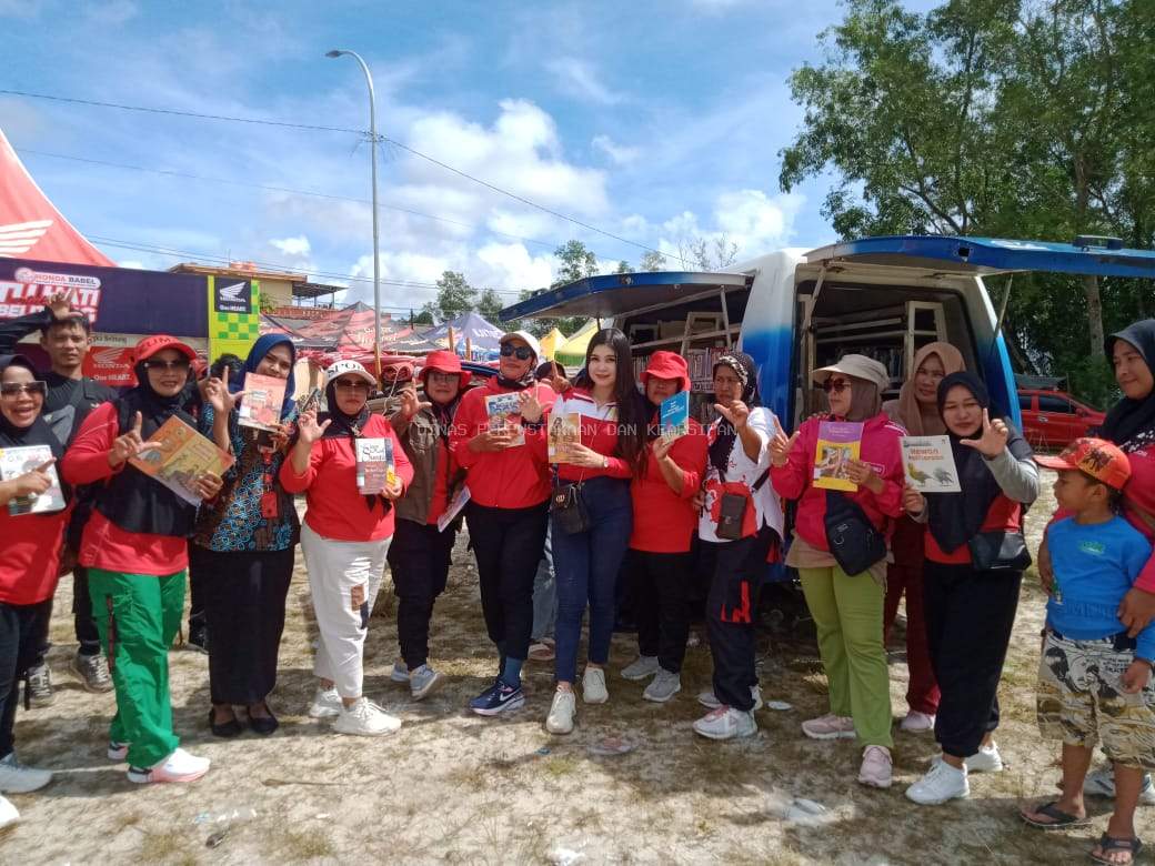 Perpusling Perpusda Babar Meriahkan Bazar di Desa Sekar Biru