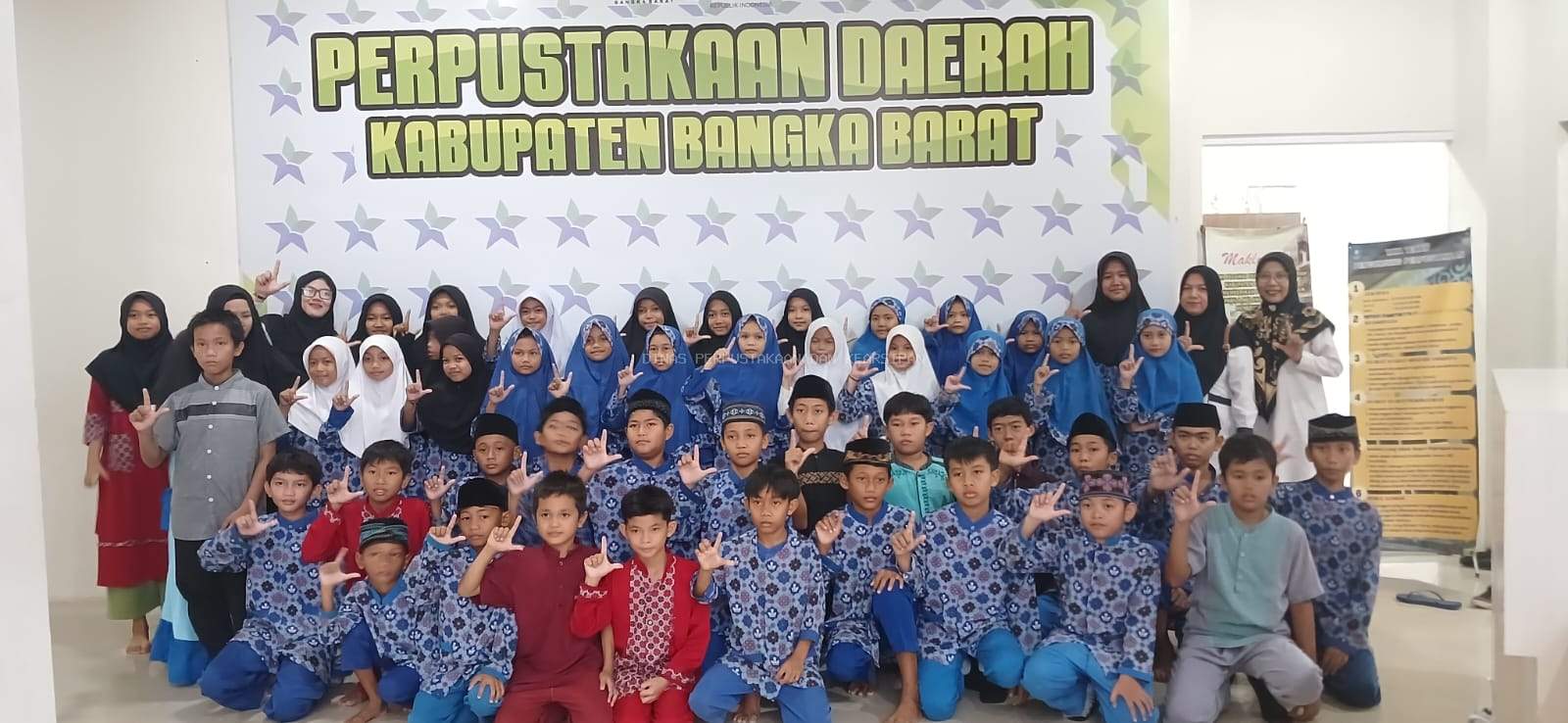 Dampingi Puluhan Siswa SDN 16 Muntok ke Perpusda, Anisa: Ini Dapat Mengimbangi Efek Sosmed