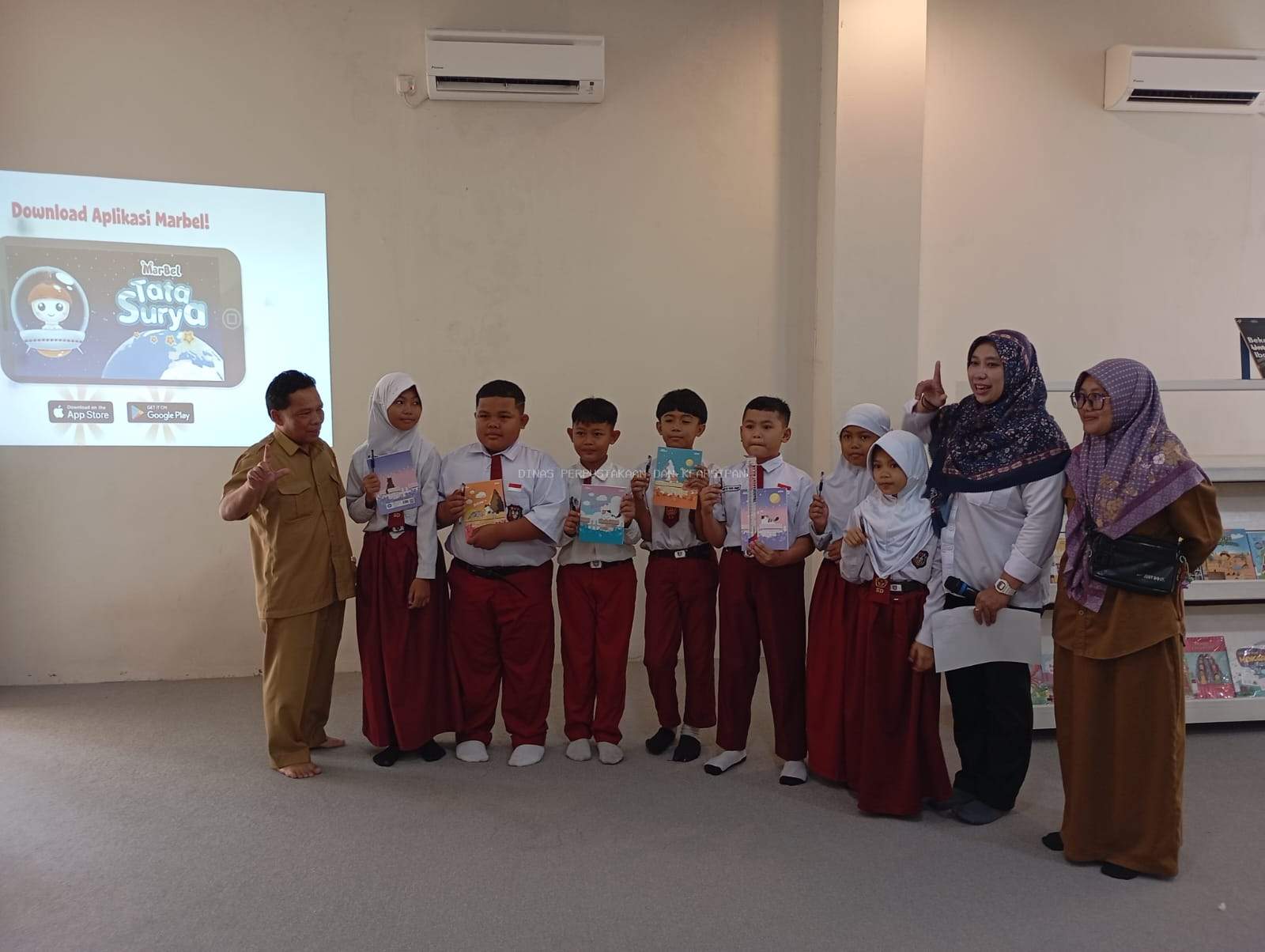 Terima Kunjung Siswa SD Negeri 4, DPK Babar Kenalkan Perpusda sebagai Sahabat Belajar Menyenangkan